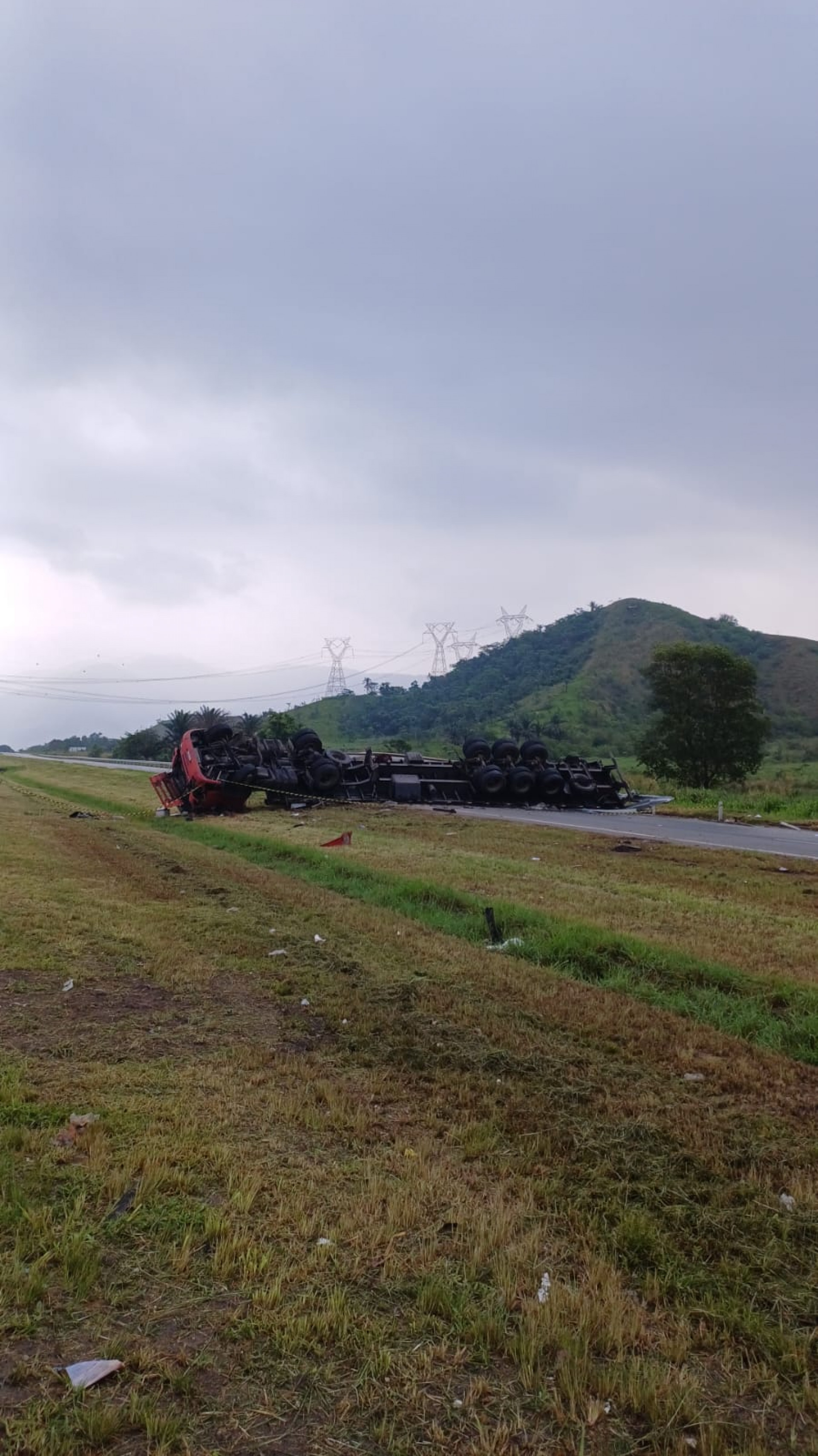 Acidente provocou derramamento de material na pista e deixou o trecho interditado no sentido Itaguaí - Divulgação / PRF