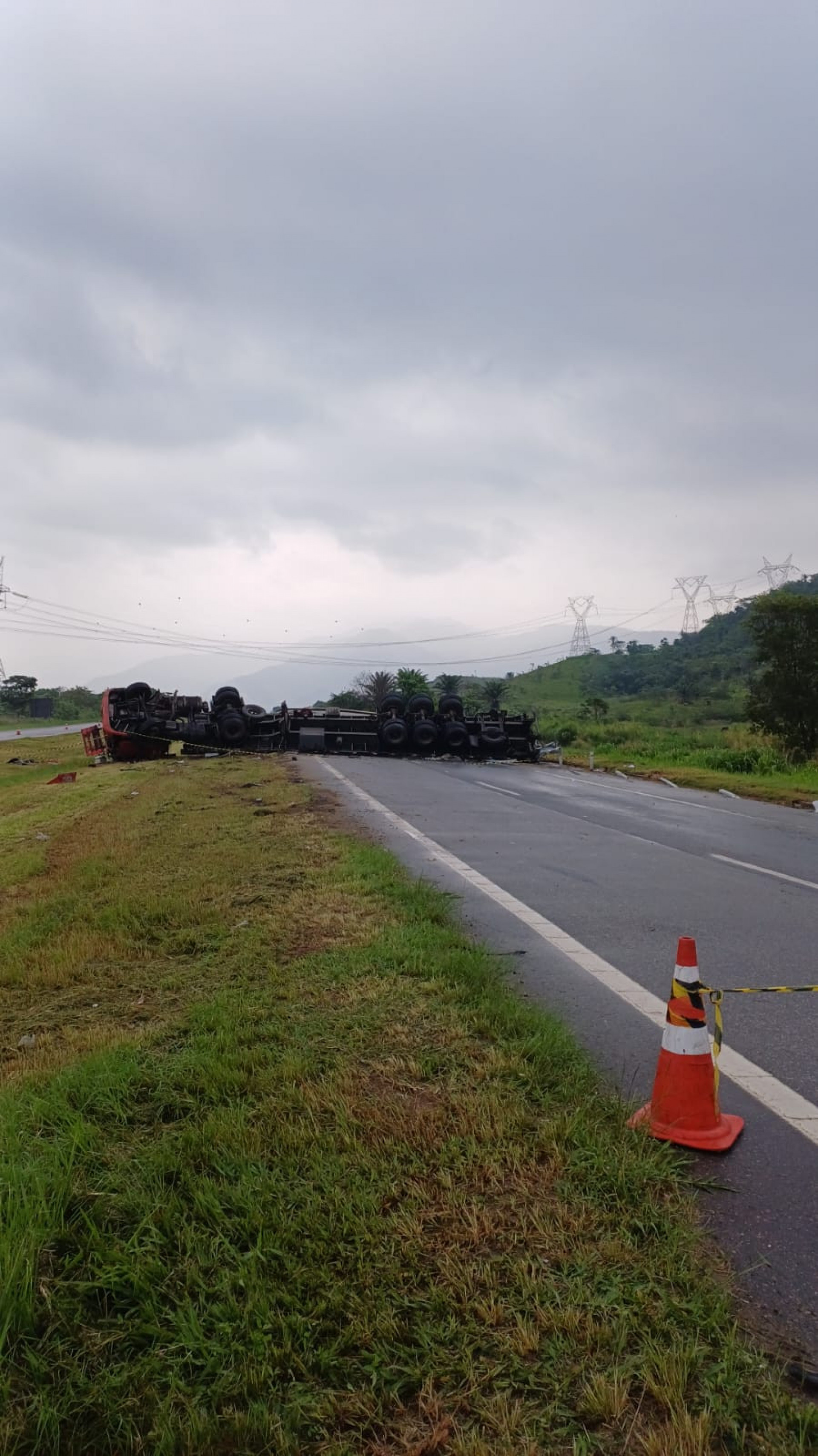 Acidente provocou derramamento de material na pista e deixou o trecho interditado no sentido Itaguaí - Divulgação / PRF