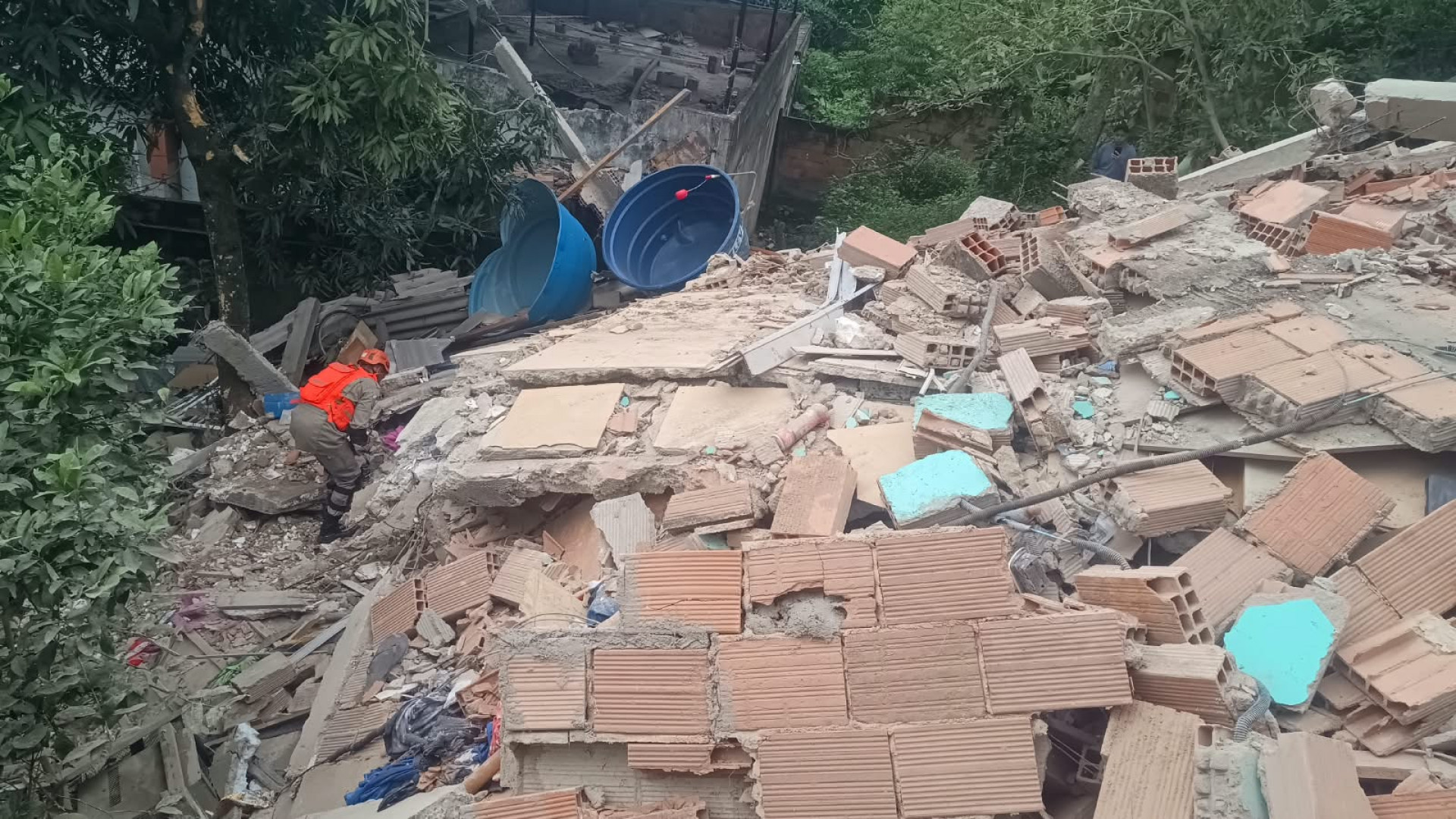 Mulher e adolescente ficam feridos em desabamento em Niterói