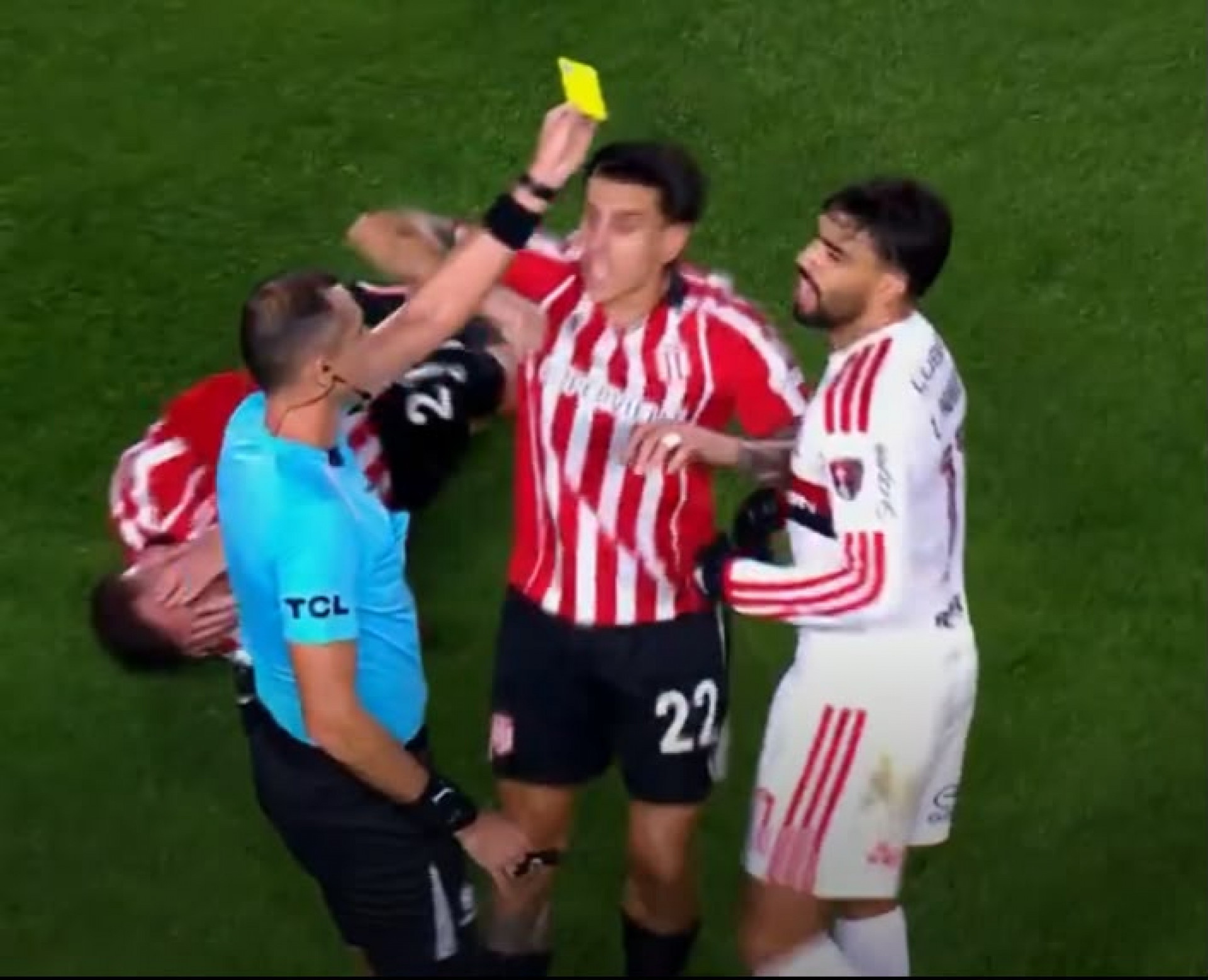 Vídeo! Atletas do Estudiantes se revoltam com não expulsão de Paquetá