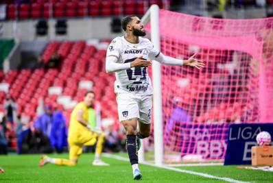 Ex-Flamengo marca duas vezes e garante vitória para Pumas
