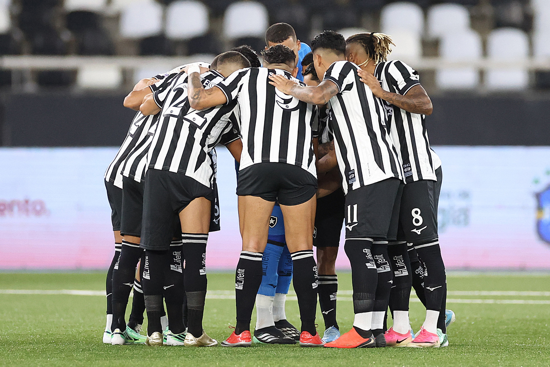  Jogadores do Botafogo reunidos no gramado do Nilton Santos - Vítor Silva / Botafogo