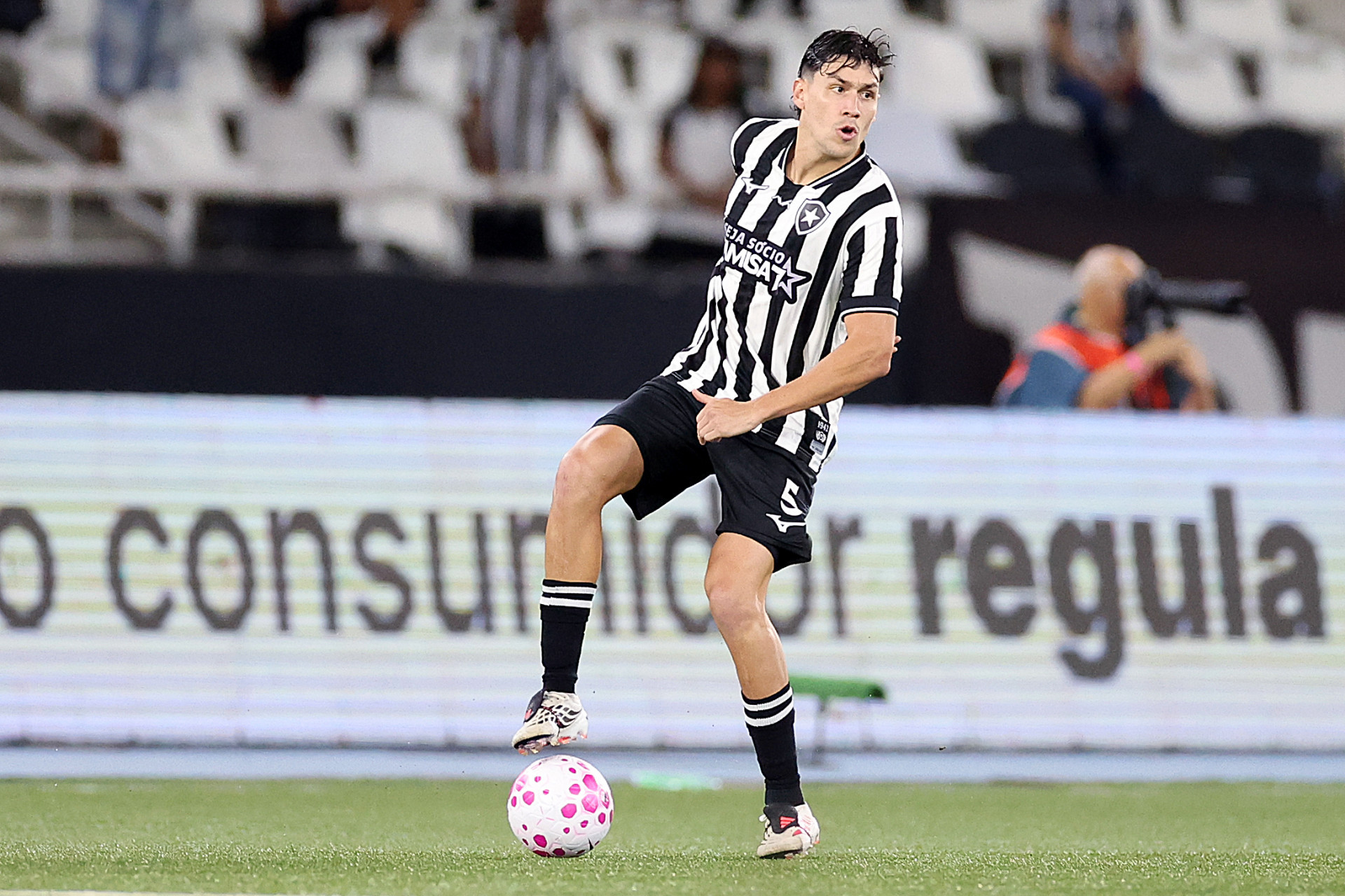 Ferraresi em ação pelo Botafogo diante da Chapecoense, no Nilton Santos - Vítor Silva / Botafogo