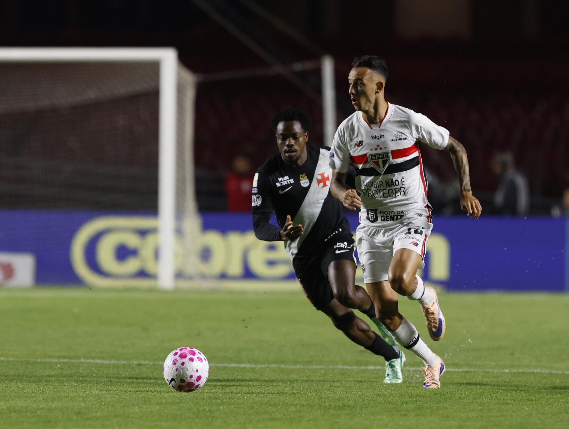 Andrés Gómez em ação pelo Vasco diante do São Paulo, no Morumbis - Rubens Chiri / São Paulo FC