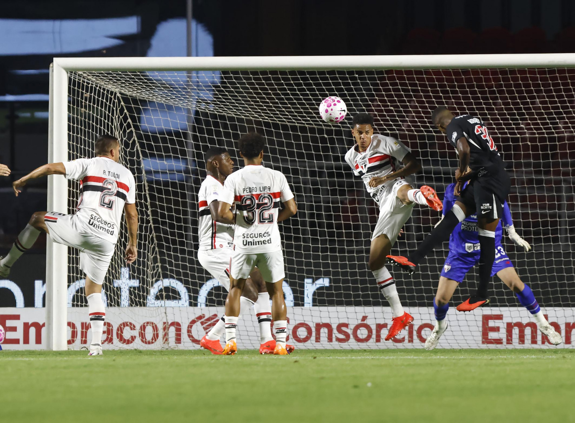 Robert Renan em a&ccedil;&atilde;o pelo Vasco diante do S&atilde;o Paulo, no Morumbis - Rubens Chiri / S&atilde;o Paulo FC