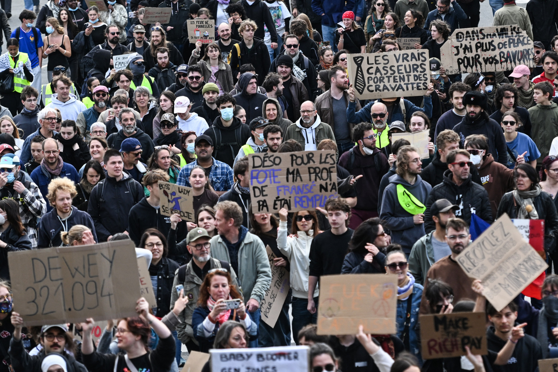 'Tomamos a Bastilha': Protestos contra o custo de vida agitam a França