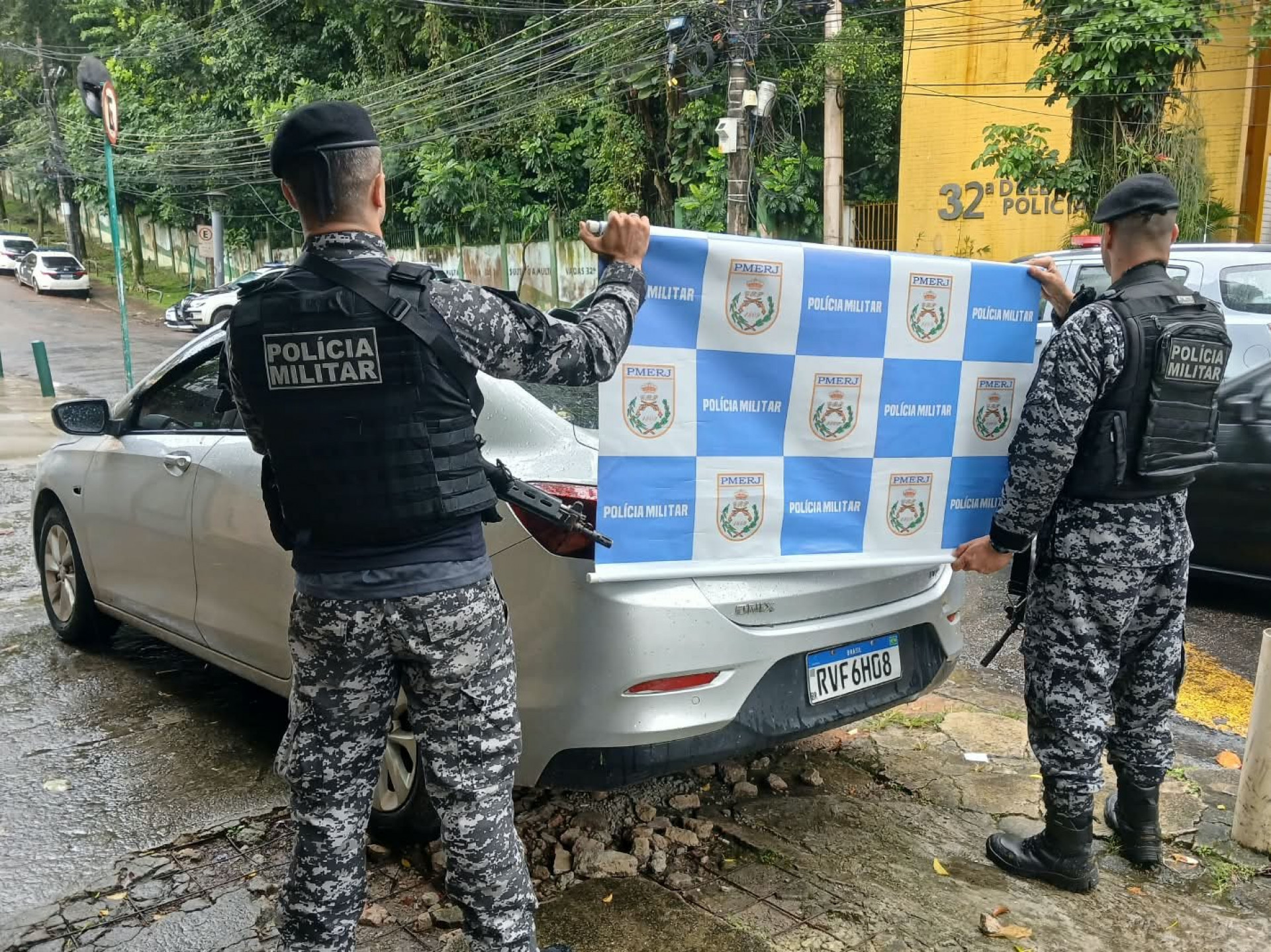 Homem é preso com pistola em carro furtado no Itanhangá