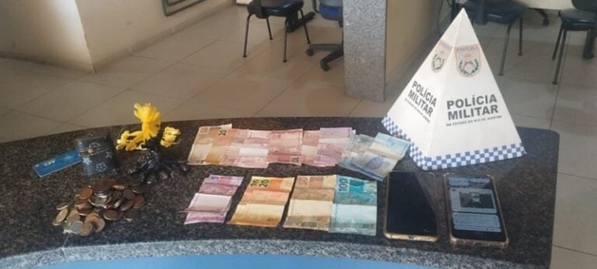 Homem com tornozeleira eletrônica é preso por tráfico em bar de Valença