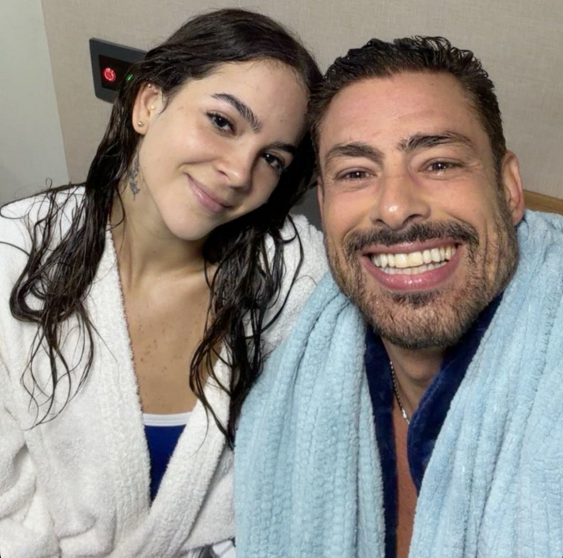 Cauã Reymond e Mel Maia surgem juntos no set de 'Avenida Brasil 2'