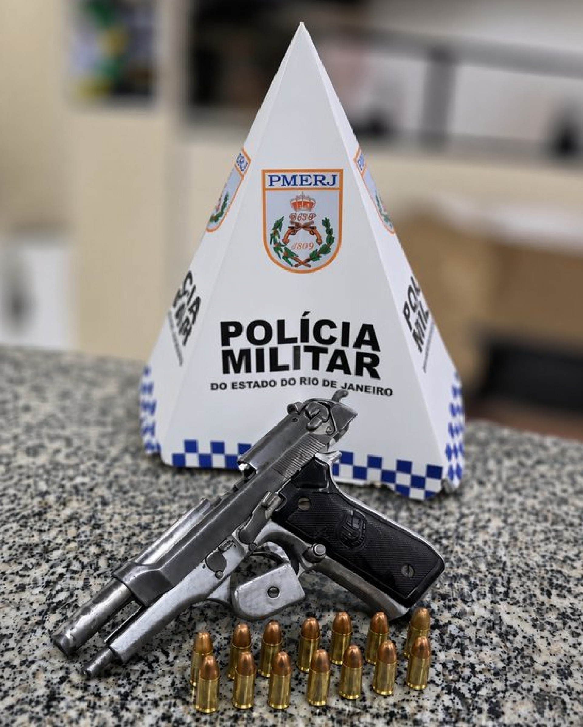 Policiais apreenderam arma e muni&ccedil;&otilde;es - Divulga&ccedil;&atilde;o / PMERJ