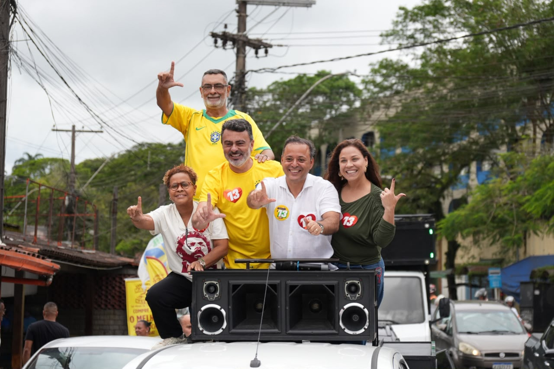 Rodrigo Neves lidera carreata em apoio a Lula em Niterói