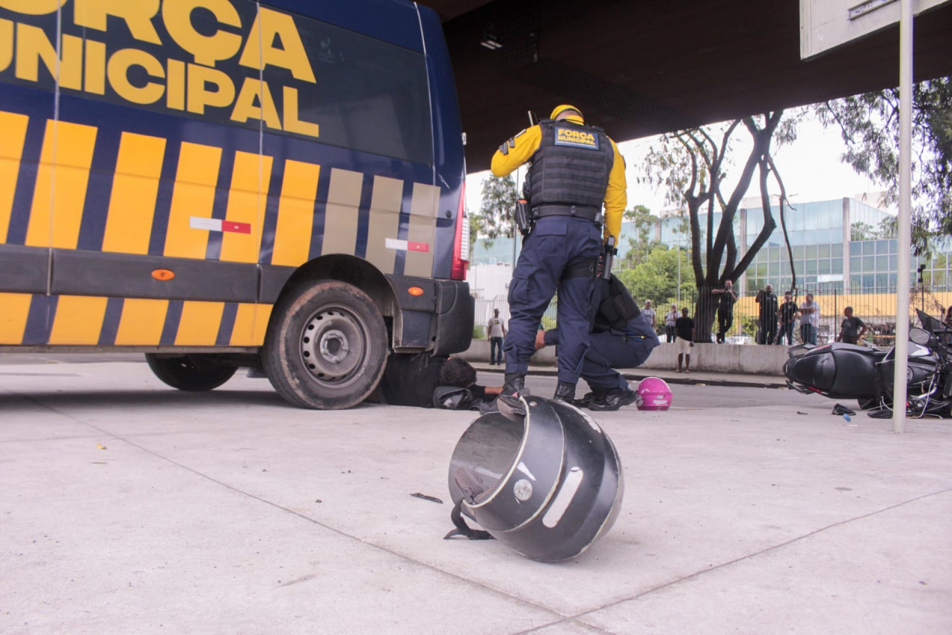 Motociclista fica ferido após colisão com táxi no Centro do Rio