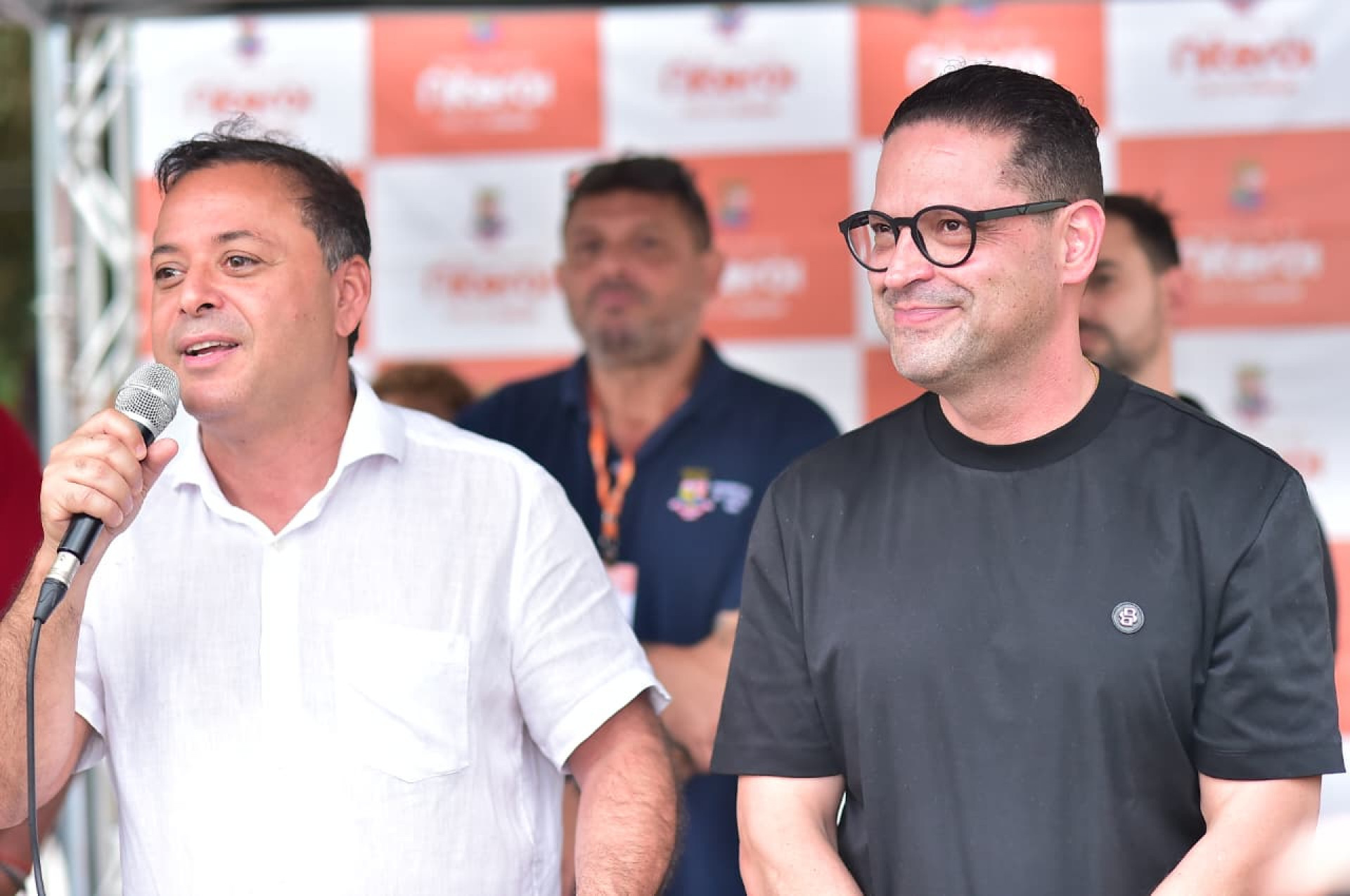 Rodrigo Neves assina ordem de início de obras no Baldeador