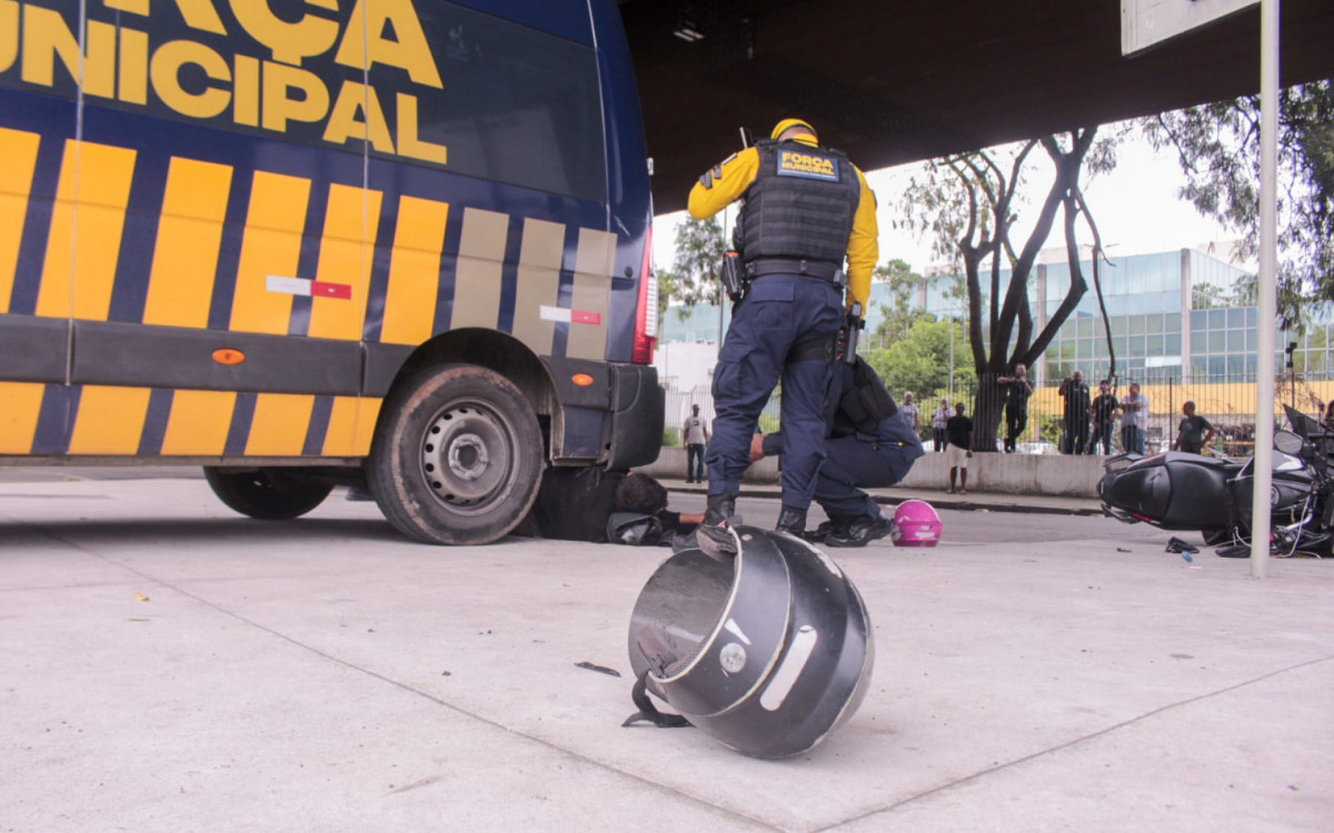 Motociclista fica ferido após colisão com táxi no Centro do Rio