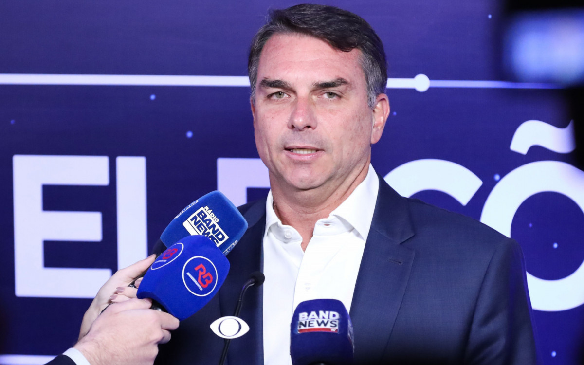 Candidato a Presidência da República, Flávio Bolsonaro (PL) conversa com os jornalistas antes do debate presidencial promovido pela TV Bandeirantes, na sede da emissora, região sul de São Paulo, neste domingo (18).