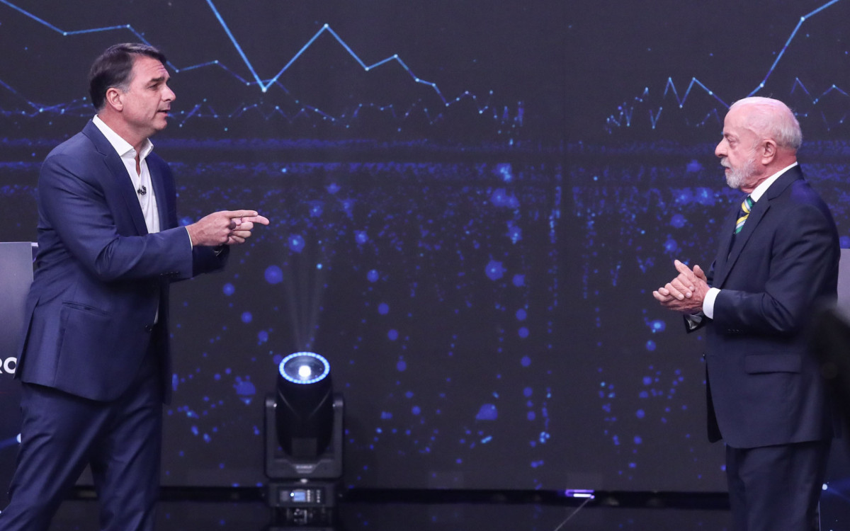 Candidato a Presidência da República, Flávio Bolsonaro (PL) e o Presidente e candidato a reeleição, Luiz Inácio Lula da Silva (PT) durante debate presidencial promovido pela TV Bandeirantes, na sede da emissora, região sul de São Paulo, neste domingo (18).