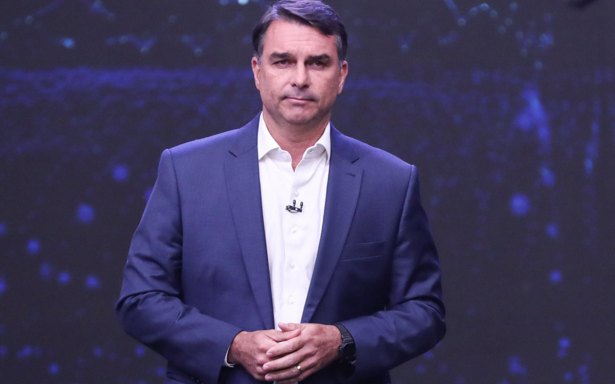 Candidato a Presidência da República, Flávio Bolsonaro (PL) e o Presidente e candidato a reeleição, Luiz Inácio Lula da Silva (PT) durante debate presidencial promovido pela TV Bandeirantes, na sede da emissora, região sul de São Paulo, neste domingo (18).
