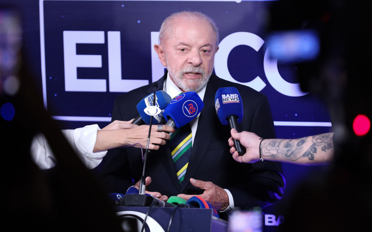 Candidato a Presidência da República, Luiz Inácio Lula da Silva (PT) conversa com os jornalistas antes do debate presidencial promovido pela TV Bandeirantes, na sede da emissora, região sul de São Paulo, neste domingo (18).