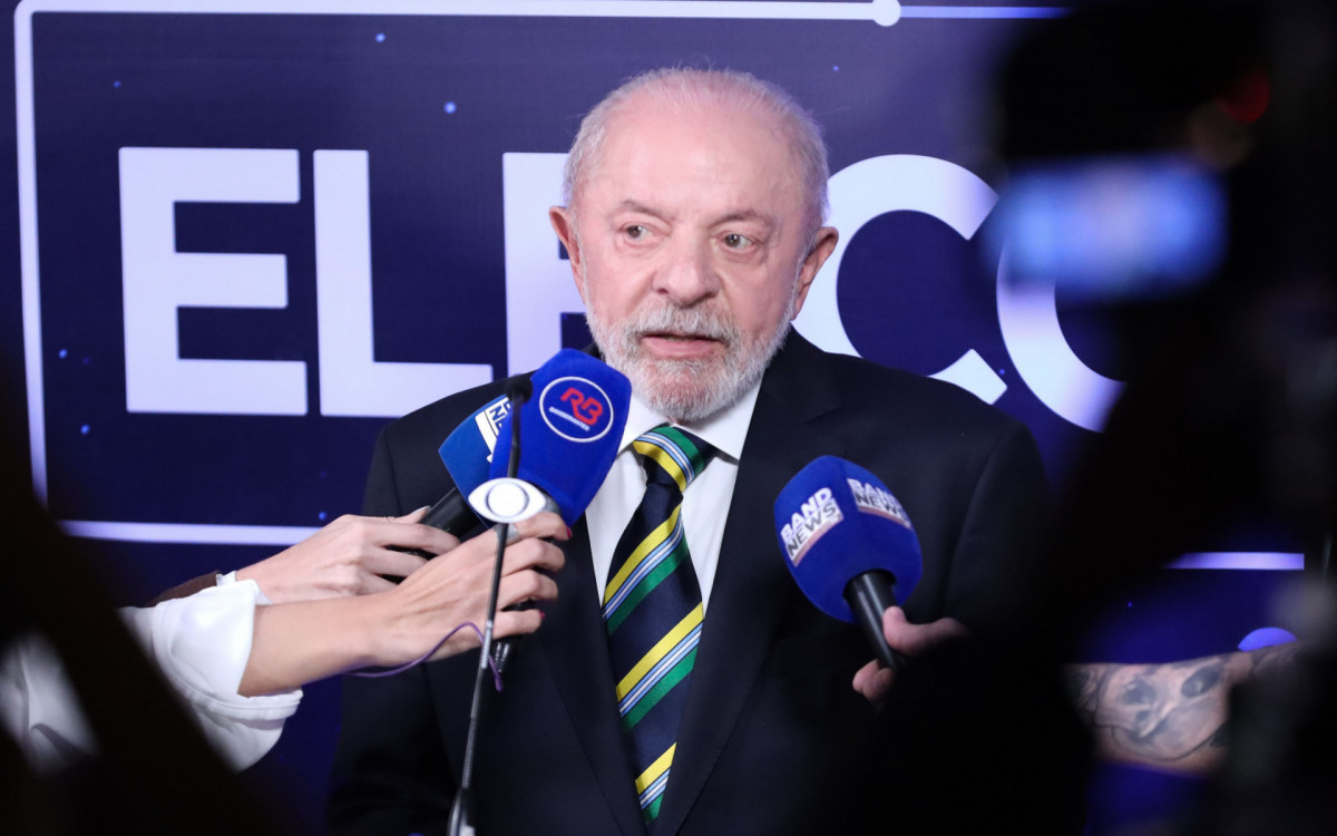 Candidato a Presidência da República, Luiz Inácio Lula da Silva (PT) conversa com os jornalistas antes do debate presidencial promovido pela TV Bandeirantes, na sede da emissora, região sul de São Paulo, neste domingo (18).