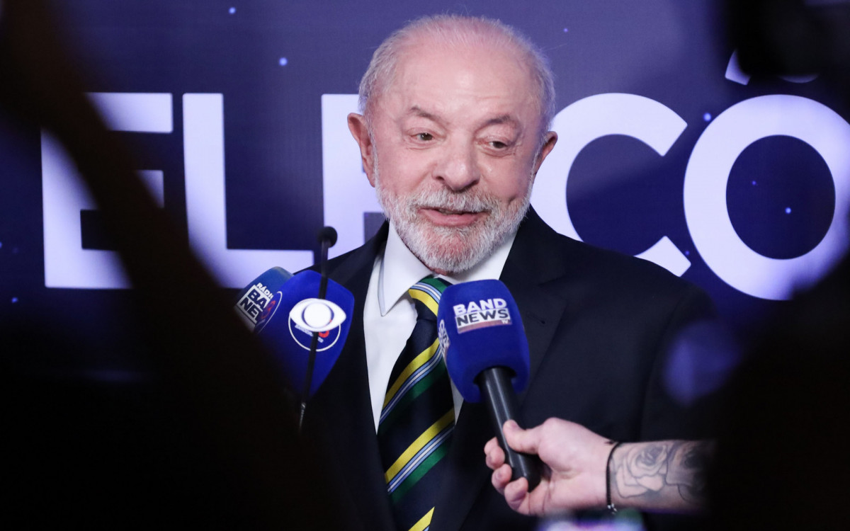 Candidato a Presidência da República, Luiz Inácio Lula da Silva (PT) conversa com os jornalistas antes do debate presidencial promovido pela TV Bandeirantes, na sede da emissora, região sul de São Paulo, neste domingo (18).