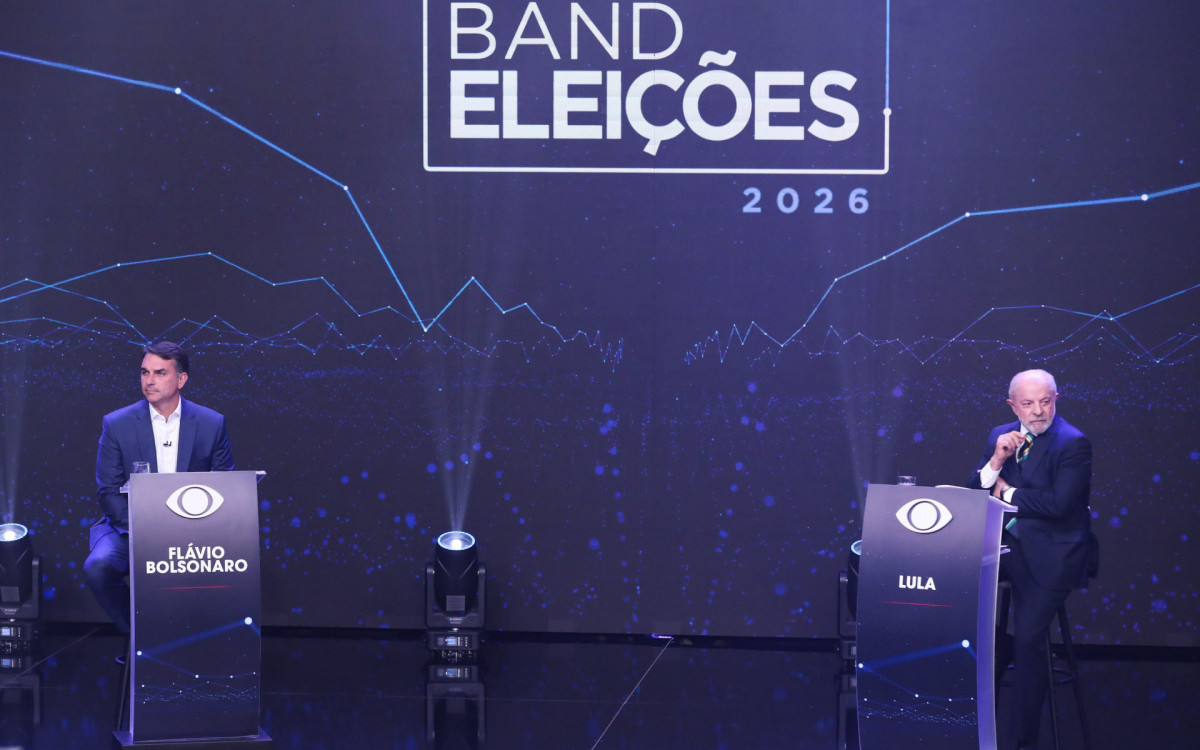 Candidato a Presidência da República, Flávio Bolsonaro (PL) e o Presidente e candidato a reeleição Luiz Inácio Lula da Silva (PT), durante debate presidencial promovido pela TV Bandeirantes, na sede da emissora, região sul de São Paulo, neste domingo (18).