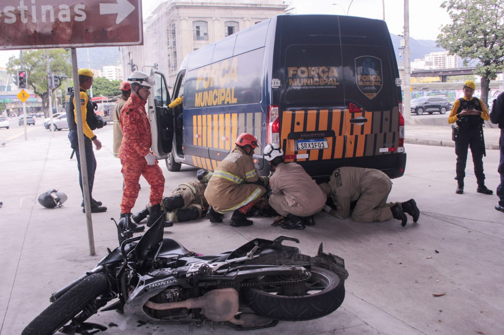 Corpo de Bombeiros e a Força Municipal estão no local atendendo à ocorrência - Carlos Elias Junior / Agência O Dia
