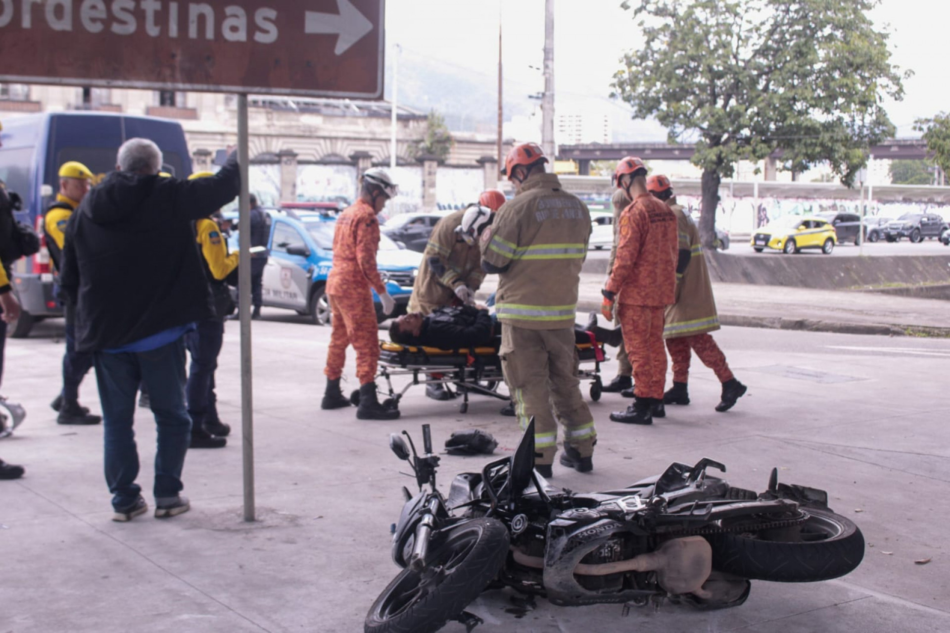 Corpo de Bombeiros e a Força Municipal estão no local atendendo à ocorrência - Carlos Elias Junior / Agência O Dia
