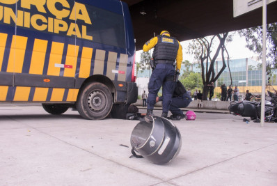 Motociclista fica ferido após colisão com táxi no Centro do Rio