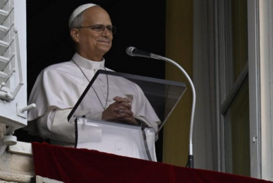 Papa saúda multidão no Vaticano após cirurgia