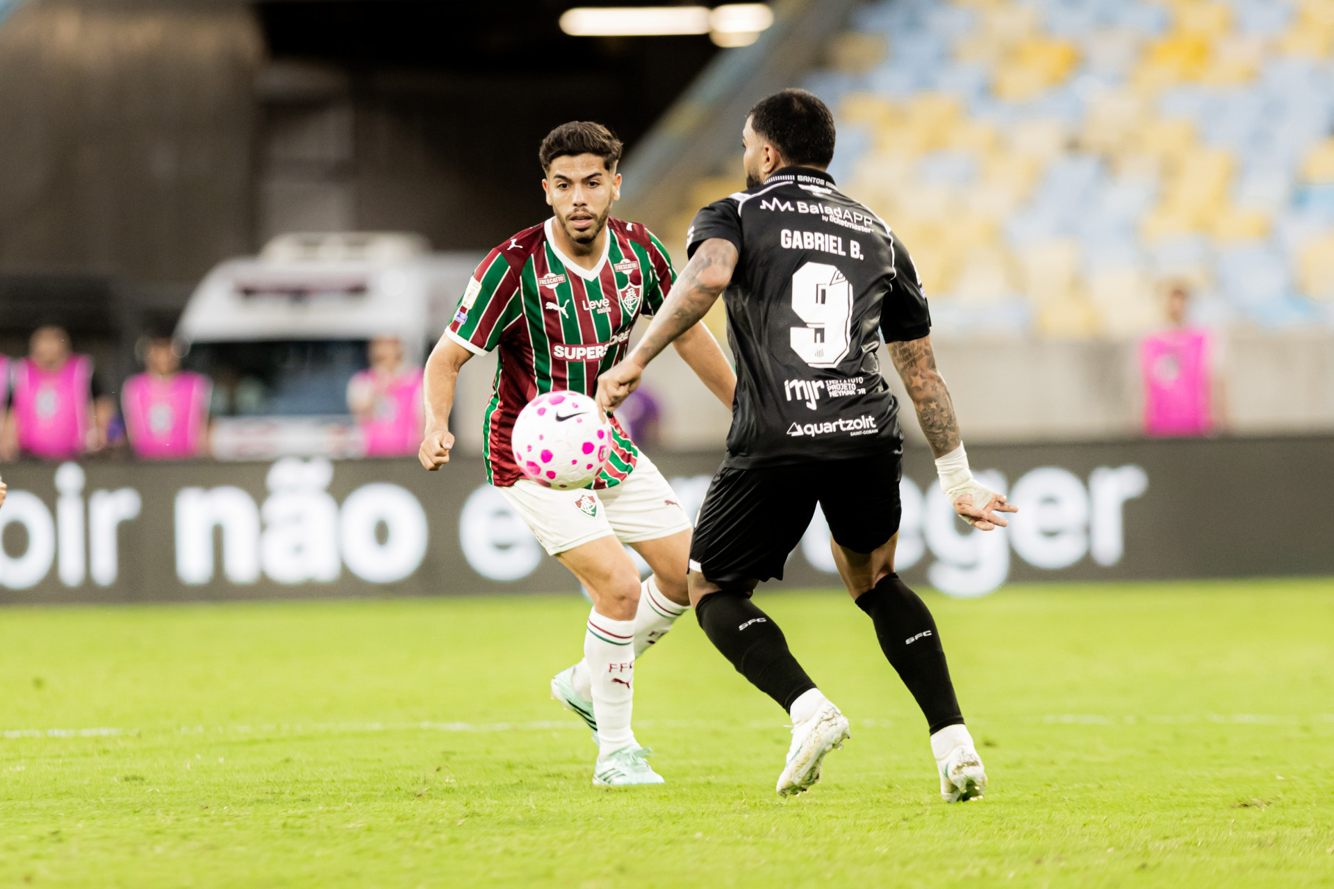 Nonato marca Gabigol, que marcou e provocou a torcida do Flu