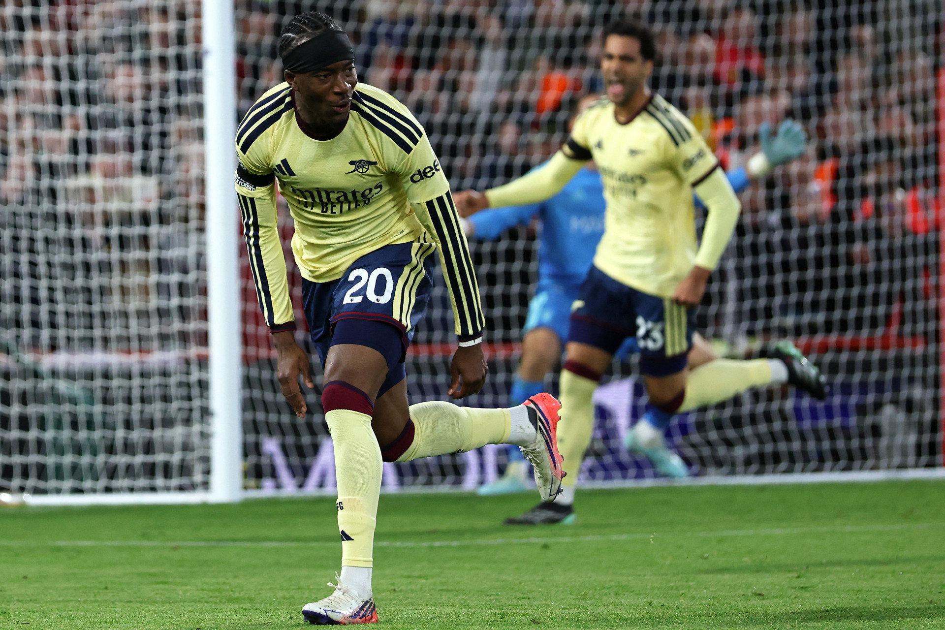 Arsenal vence Nottingham Forest e segue na caça ao líder City