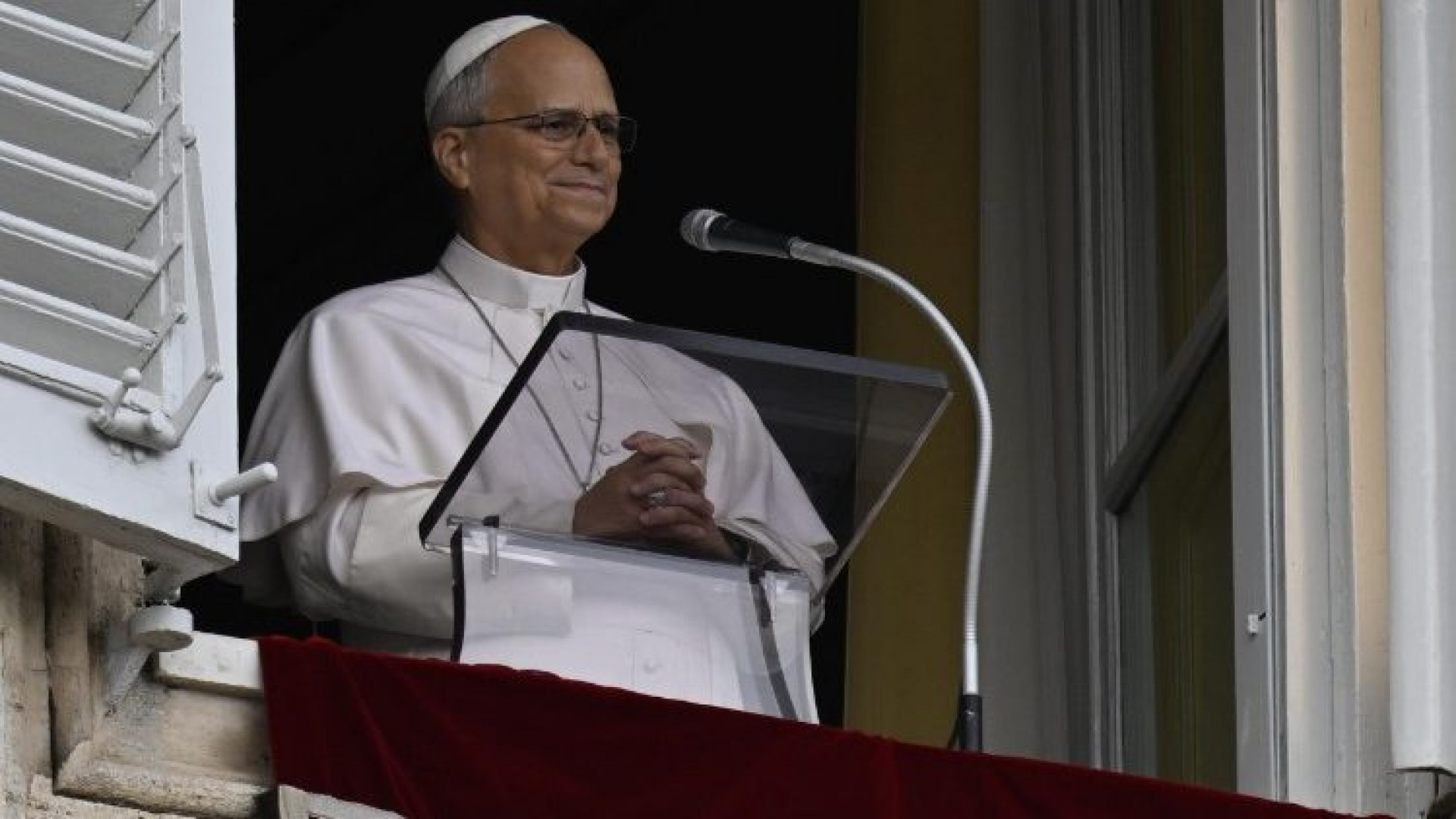 Papa saúda multidão no Vaticano pela primeira vez após cirurgia