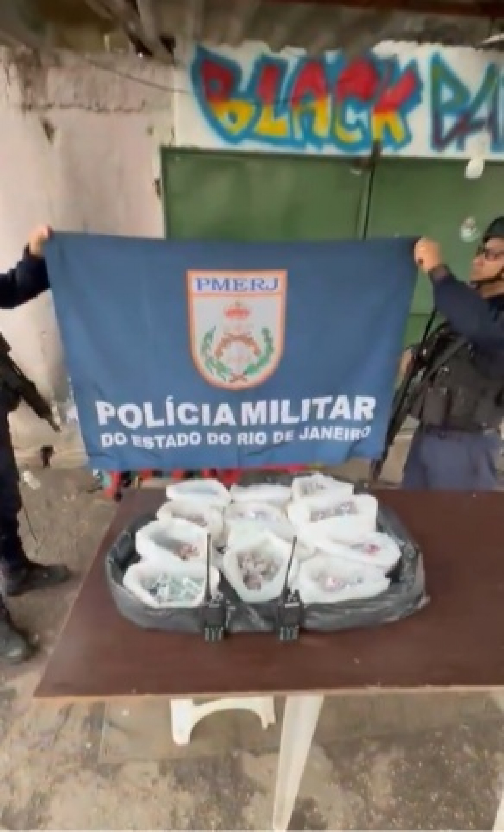 Suspeito de tráfico é detido com drogas e rádios na Baixada