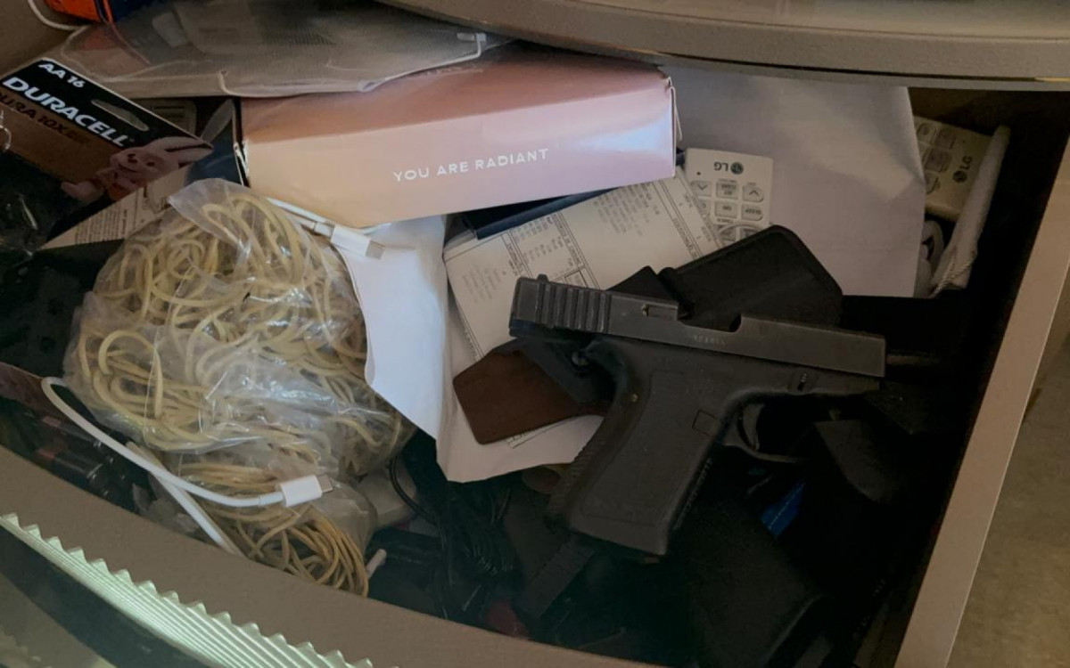 Armas e dinheiro foram encontrados em residência de luxo na Barra da Tijuca