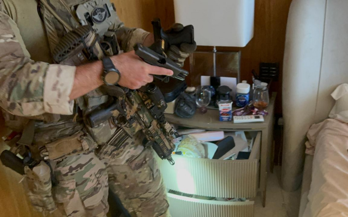Armas e dinheiro foram encontrados em residência de luxo na Barra da Tijuca