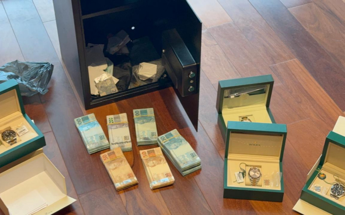 Armas e dinheiro foram encontrados em residência de luxo na Barra da Tijuca