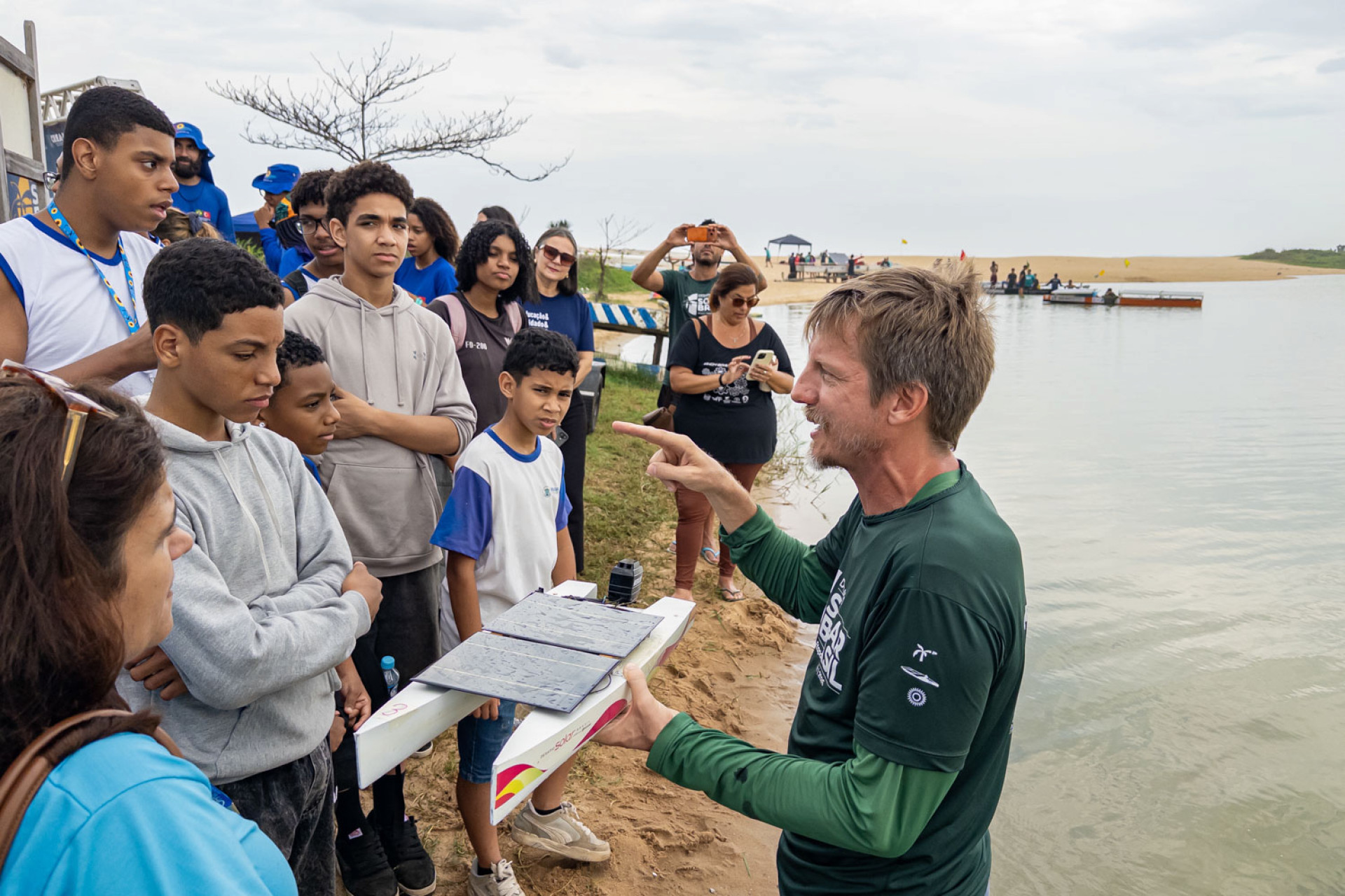Estudantes da Escola Municipal Paulo Freire vivenciam a tecnologia dos barcos movidos a energia solar na Lagoa de Imboassica - Foto: Divulga&ccedil;&atilde;o