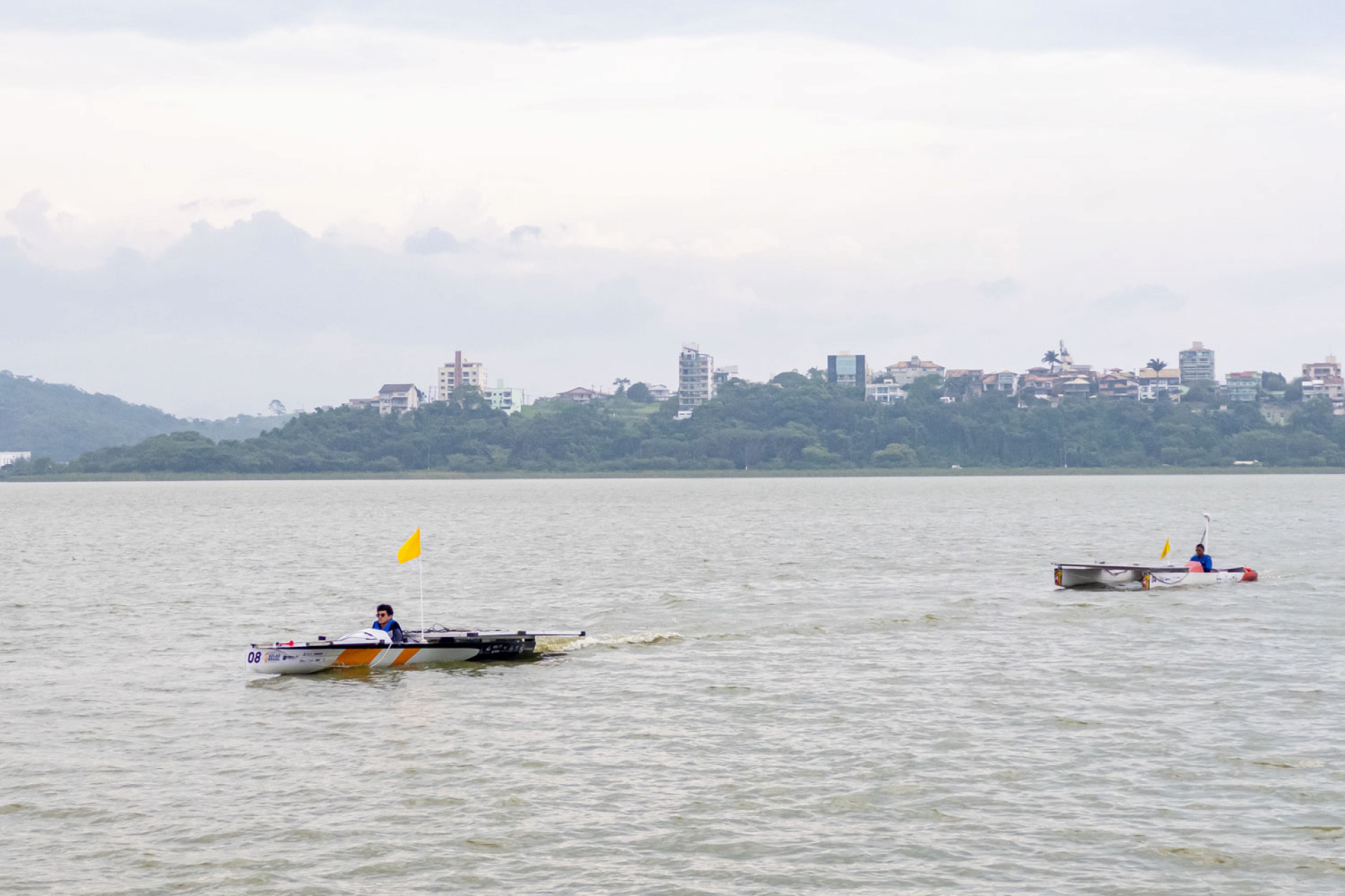 Estudantes da Escola Municipal Paulo Freire vivenciam a tecnologia dos barcos movidos a energia solar na Lagoa de Imboassica - Foto: Divulga&ccedil;&atilde;o