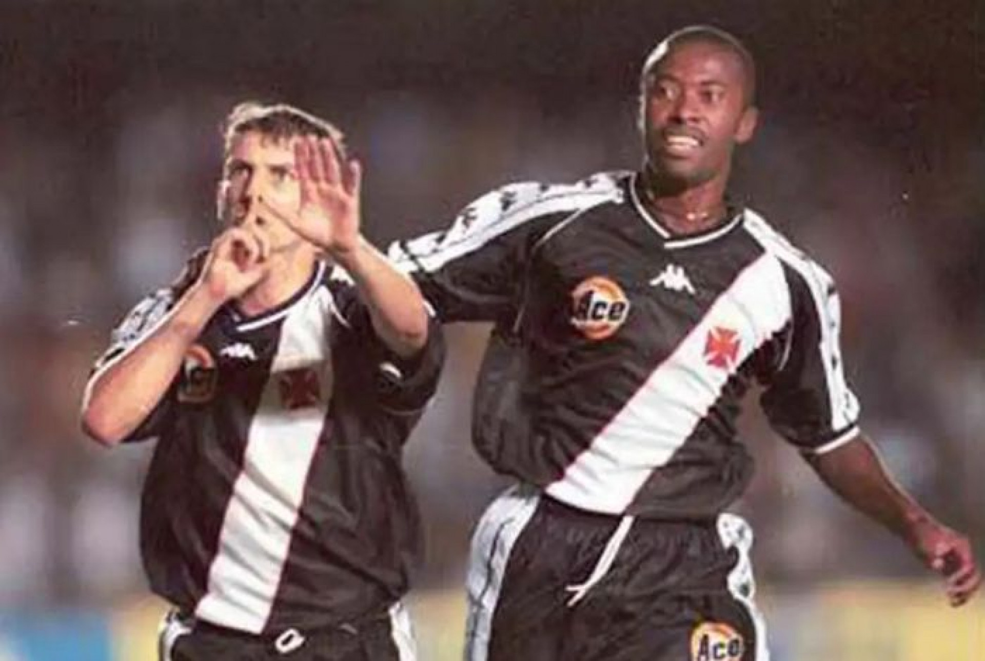 Pedrinho celebra gol no 
