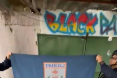 Suspeito de tráfico é detido com drogas e rádios na Baixada