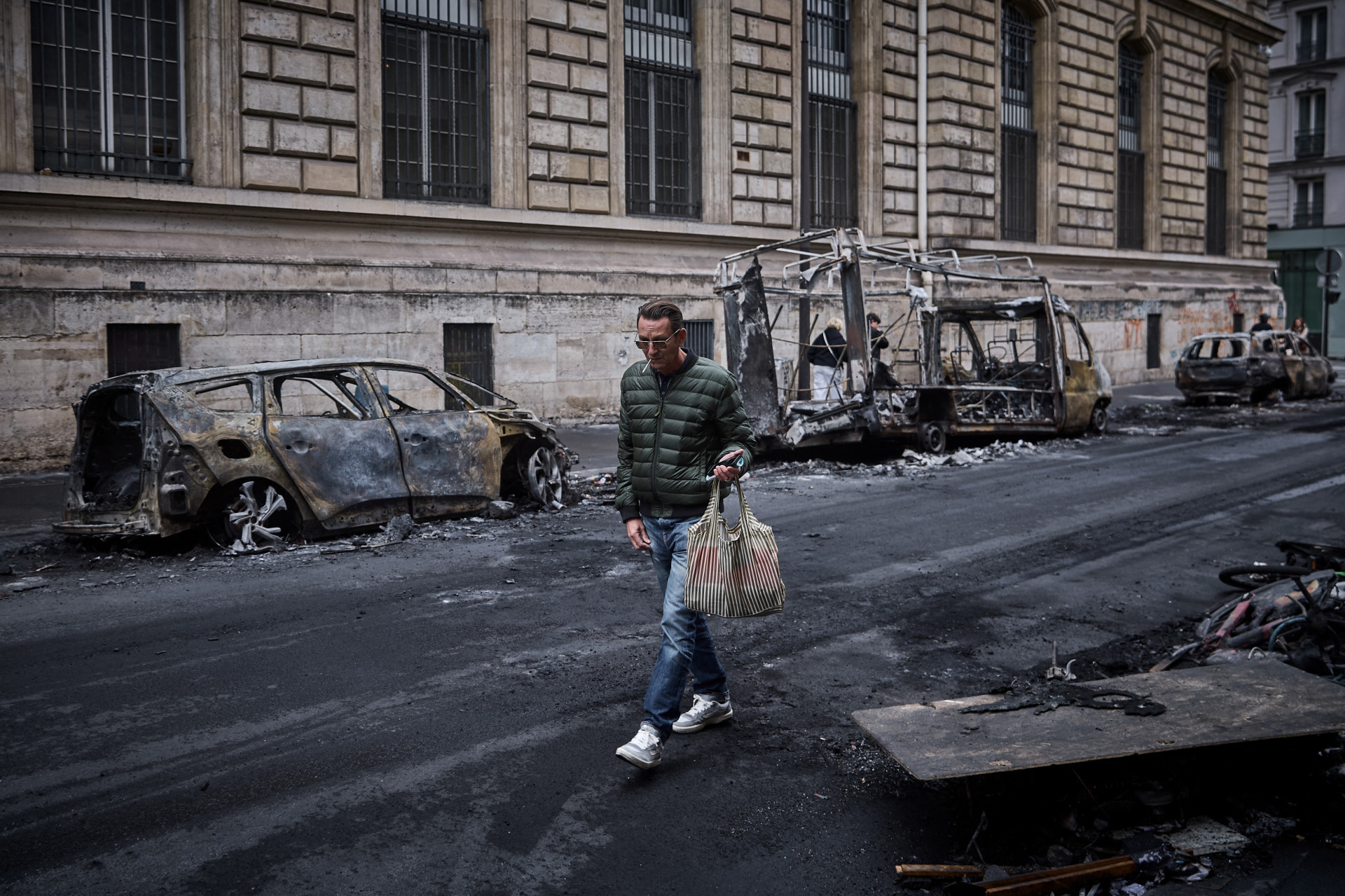 França anuncia toques de recolher após violência em protestos