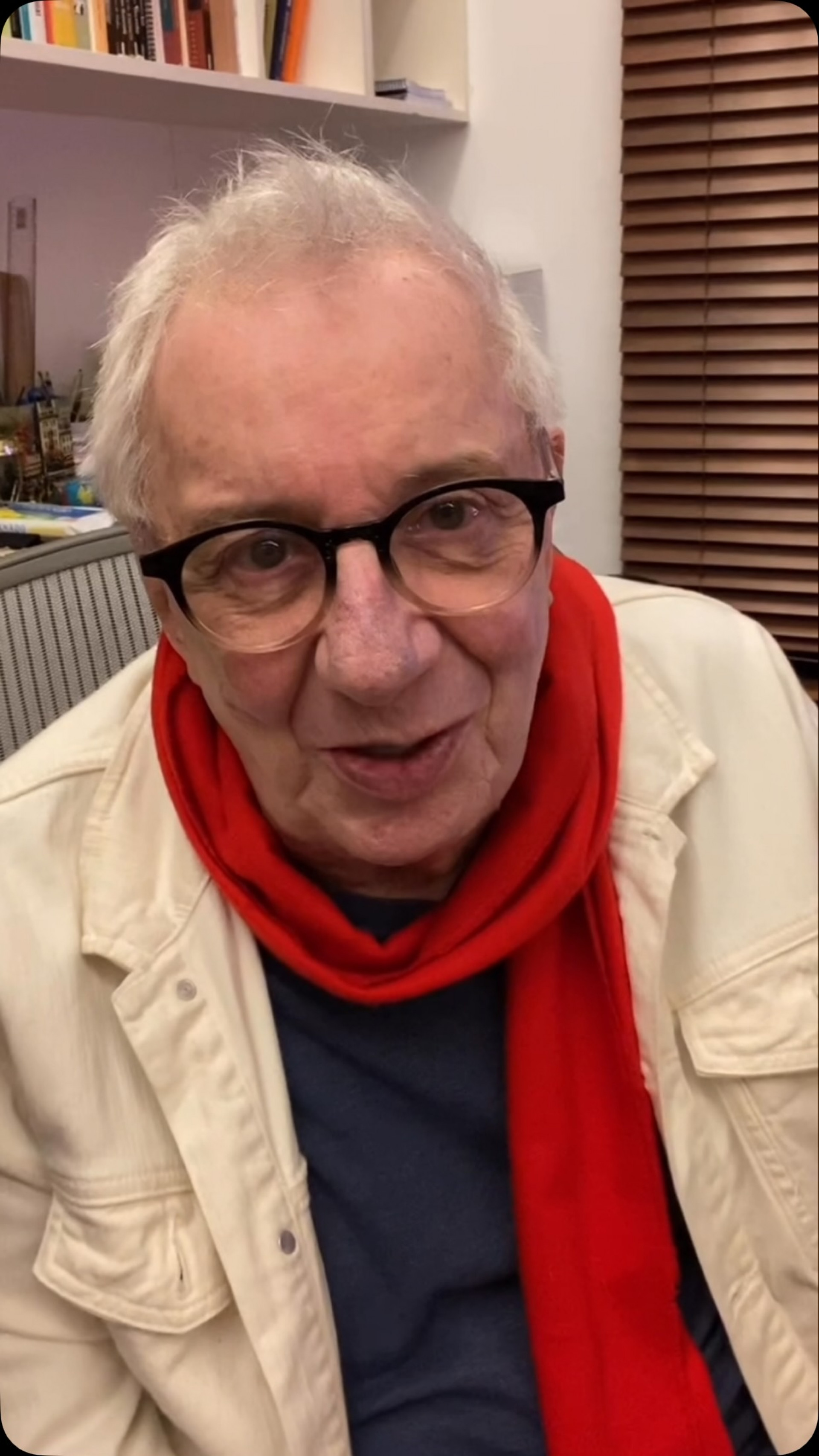 Marco Nanini é vaiado ao pedir retirada de intérpretes de Libras