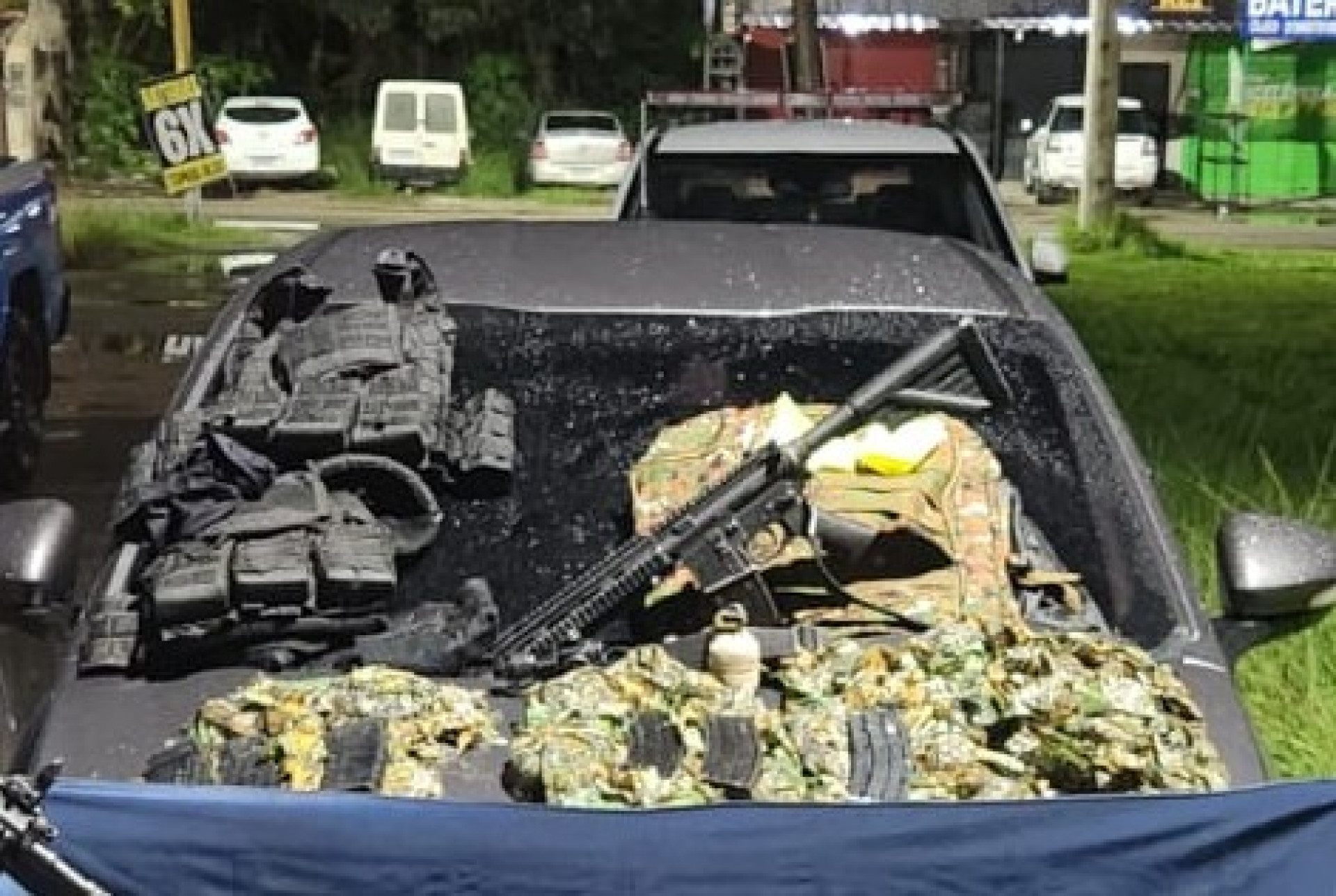 PM prende homem que transportava fuzil e granada em carro roubado