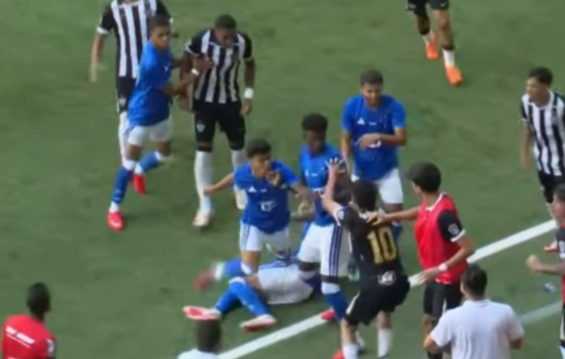 Final do Sub-20 entre Cruzeiro e Atlético-MG termina com oito expulsos