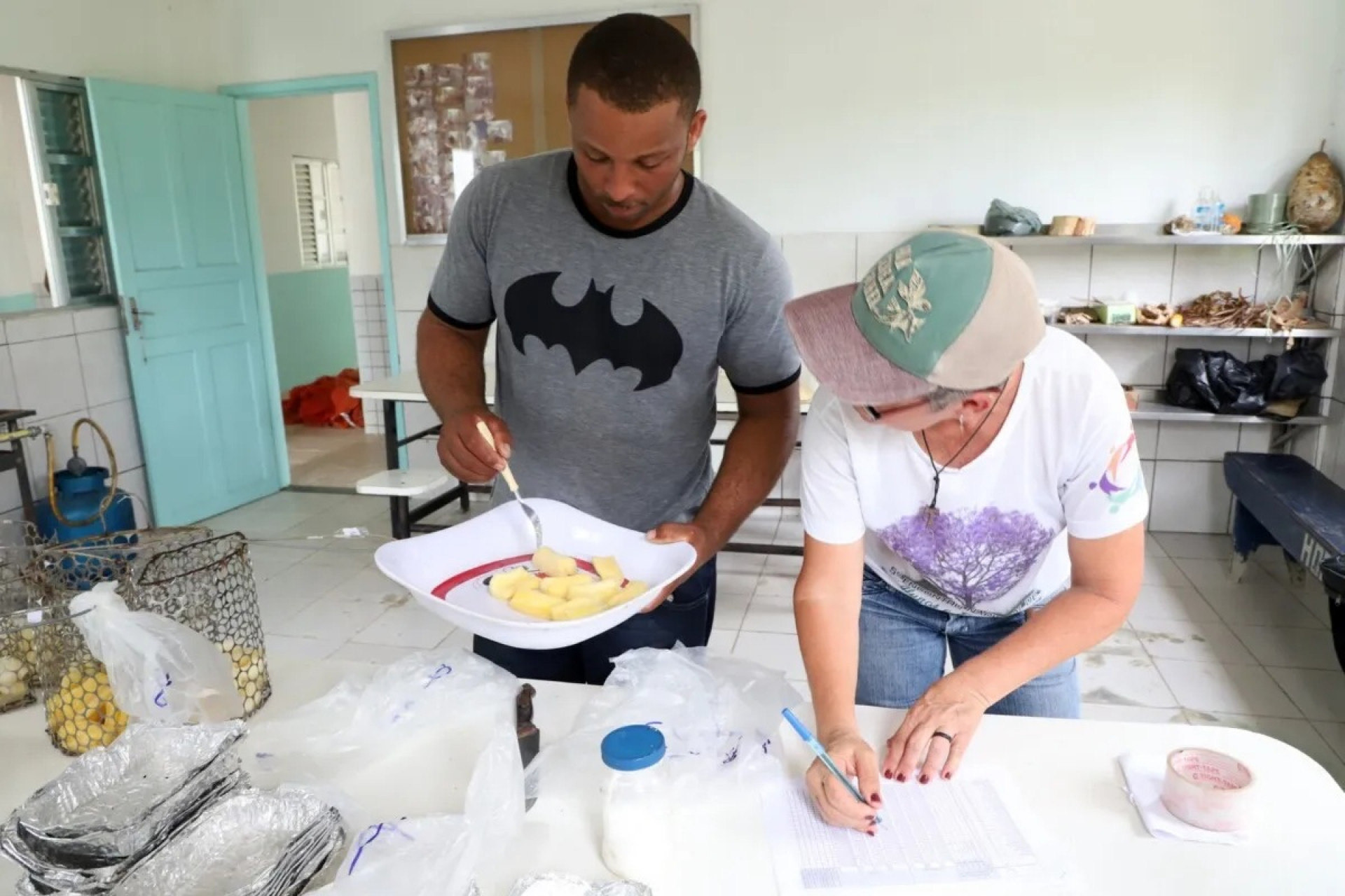 Pesquisadores da Embrapa e t&eacute;cnicos de Quissam&atilde; atuam no Horto Municipal Hermes de Souza para avaliar culturas adaptadas &agrave; regi&atilde;o - Foto: Reprodu&ccedil;&atilde;o