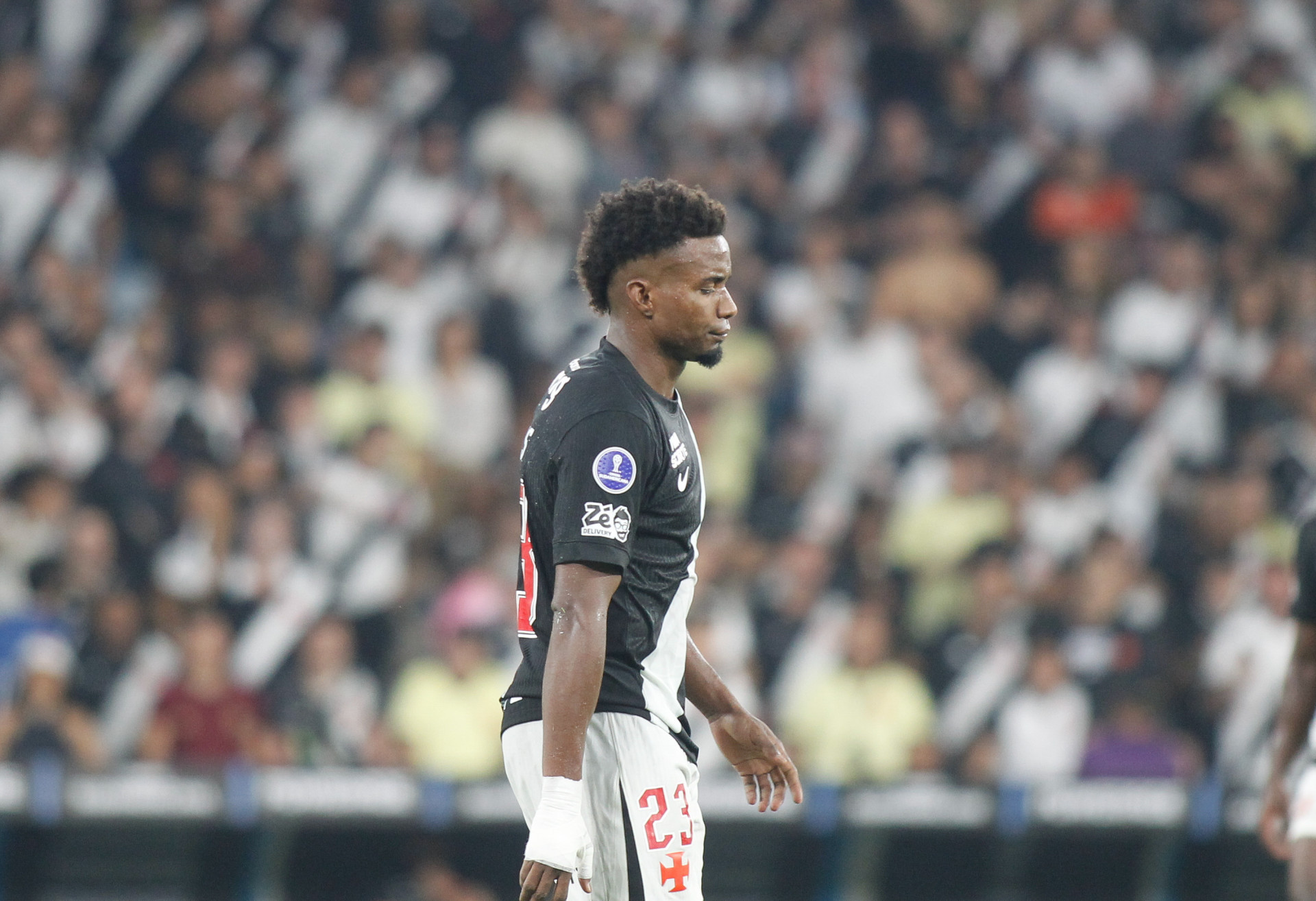 Thiago Mendes pede desculpas a torcedores do Vasco por eliminação
