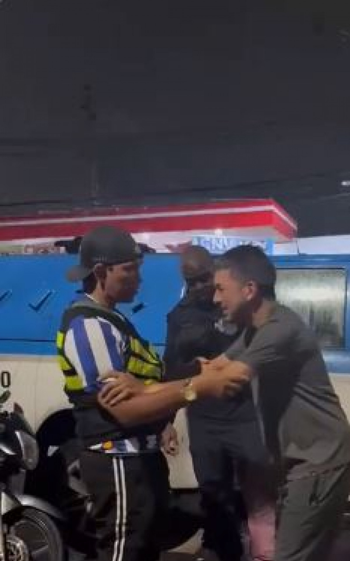 Motoboy é feito refém ao ser confundido com traficante na Penha