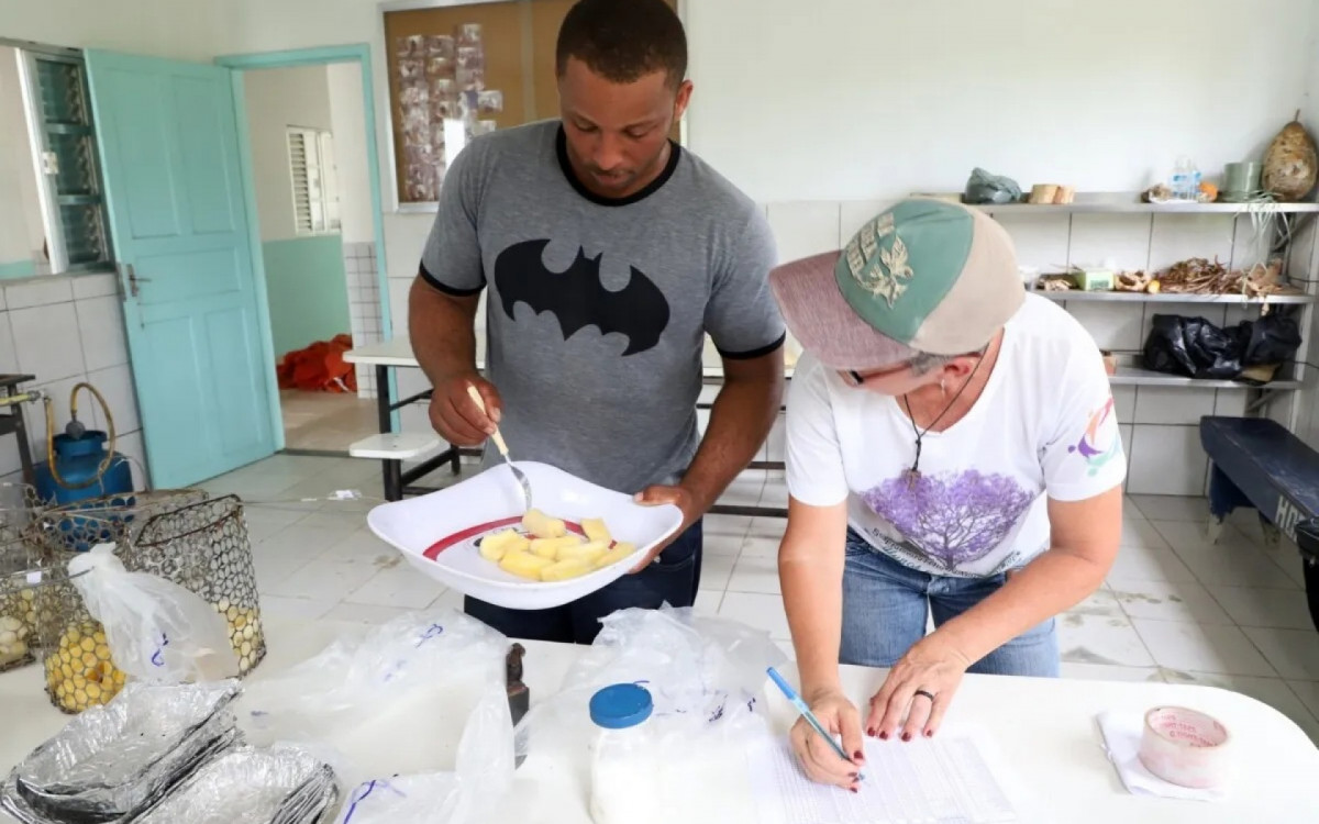Pesquisadores da Embrapa e técnicos de Quissamã atuam no Horto Municipal Hermes de Souza para avaliar culturas adaptadas à região