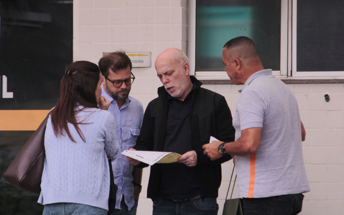 Familiares de Jefferson Dias da Silva, conhecido como Jefferson da Linave, compareceram ao Instituto Médico Legal Afrânio Peixoto (IML), nesta terça-feira (20), para liberação do corpo do secretário. - Carlos Elias Junior/Agência O Dia
