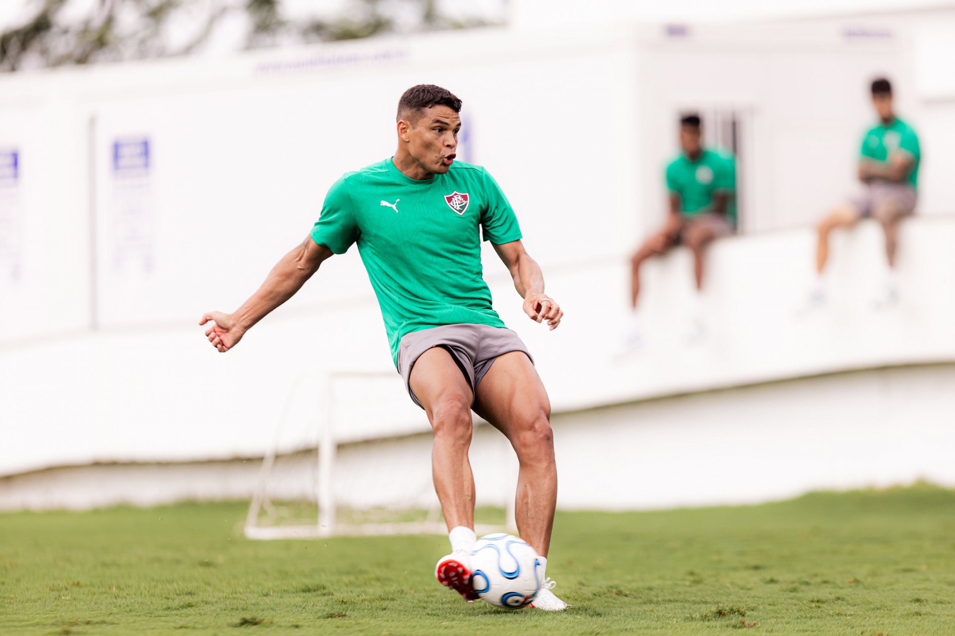 Thiago Silva deve jogar contra Palmeiras mesmo em grama sintética